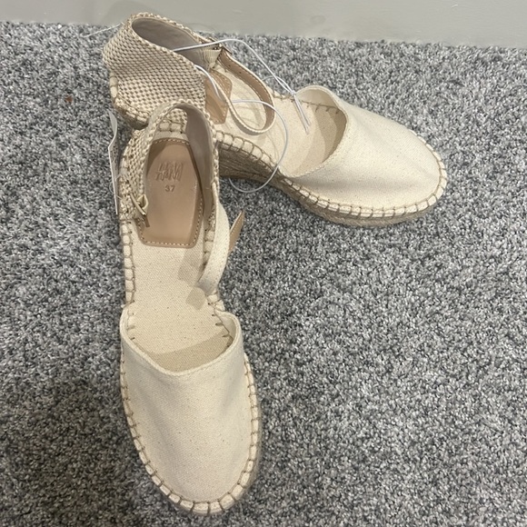 Brand new cream color wedge sandals - Picture 4 of 8